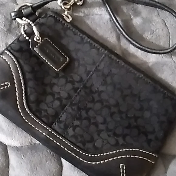 🔇 Sale $10 Coach Wristlet - Picture 2 of 7